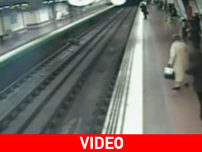 Δραματική επιχείρηση διάσωσης από τις γραμμές του τρένου