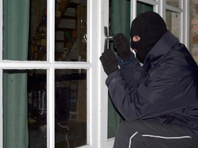 Διέρρηξαν τρία σπίτια στην ίδια πολυκατοικία