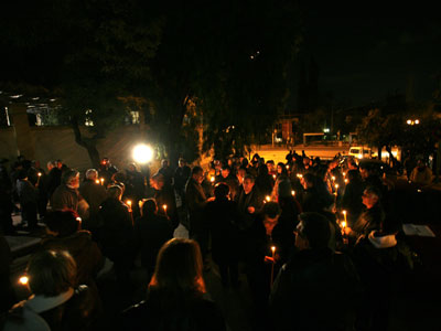 Με κεριά στα χέρια στη μνήμη των σφαγιασθέντων στο Δίστομο