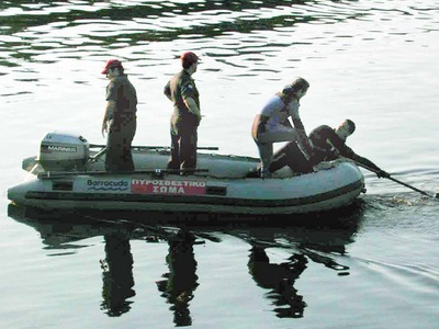 Μετέφεραν τους μετανάστες με πλαστική βάρκα