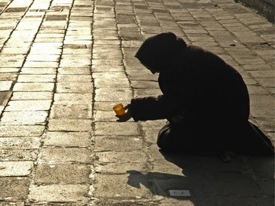 Ξεφορτώνουν επαίτες στην Πάτρα