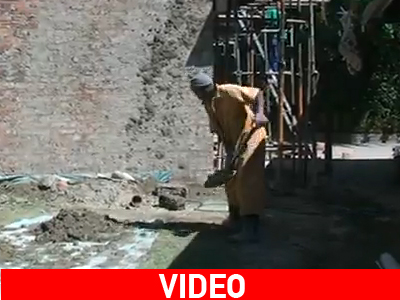 Τι κάνεις όταν δεν έχεις καροτσάκι σε μια οικοδομή;