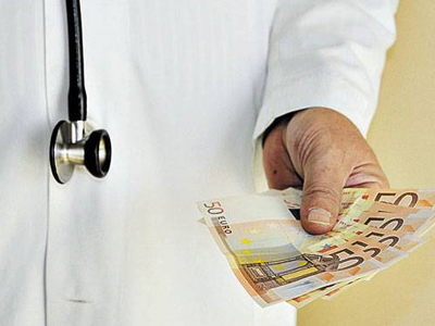 Πήρε «φακελάκι» 600 ευρώ