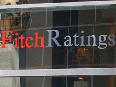 Ο οίκος Fitch «τρίζει τα δόντια»  στις τράπεζες