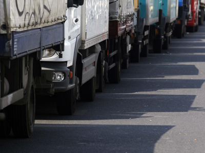 Μπλόκα από τους ιδιοκτήτες φορτηγών στους δρόμους της Αθήνας