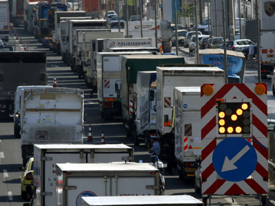 Παραμένουν τα προβλήματα στην κυκλοφορία από τα φορτηγά