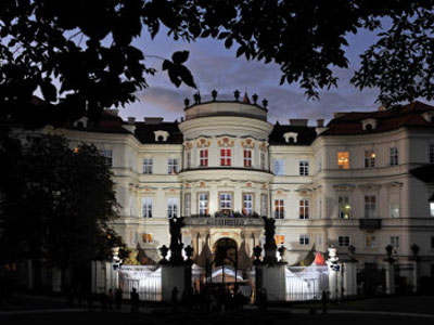 Κόβουν δεσμούς με την εποχή των Ναζί