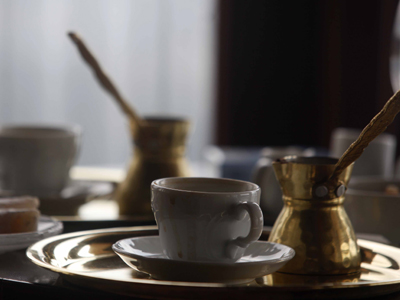 Τους δουλεύει και ο… καφετζής της Βουλής