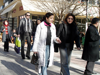 Με καλοκαιρία η προσέλευση στις κάλπες