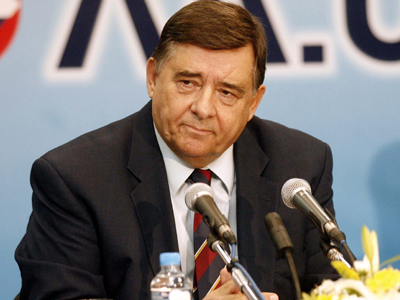 Επιμένει για την κατάργηση του ασύλου