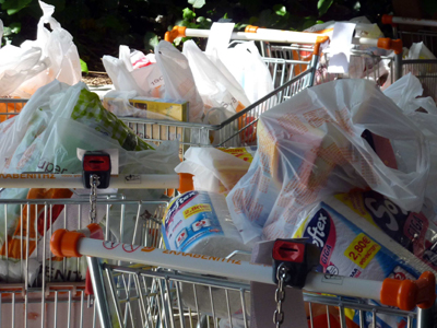 Με σκονάκι στο σούπερ μάρκετ ο βουλευτής