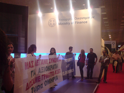 Κατέλαβαν το περίπτερο του υπ. Οικονομικών στη ΔΕΘ