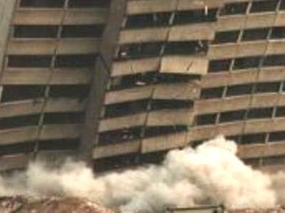 Κατεδάφιση με ελεγχόμενη έκρηξη στο κέντρο της Αθήνας