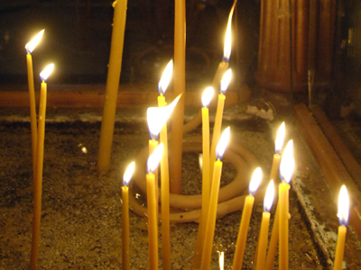 Μαζεύει ψήφους ακόμα και σε… νεκροταφείο