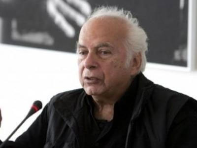 Χαρίζει την πνευματική περιουσία του