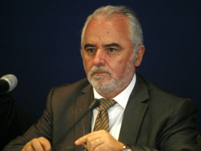 «Απολύσεις και μειώσεις αποδοχών δεν λύνουν το πρόβλημα»