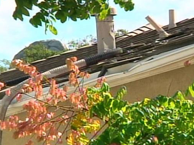 Τους έπεσε ο… σωλήνας στο κεφάλι