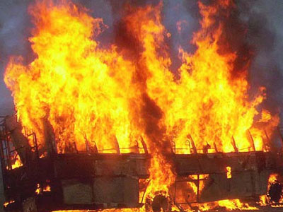 Υπό μερικό έλεγχο η φωτιά στο λεωφορείο που ανεφλέγη εν κινήσει