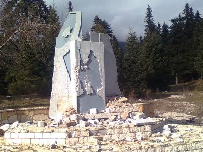 Βεβήλωσαν μνημείο του ΕΛΑΣ στο Περτούλι
