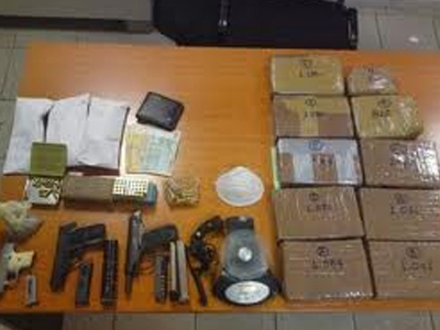 Δύο συλλήψεις για κατοχή ναρκωτικών και όπλων