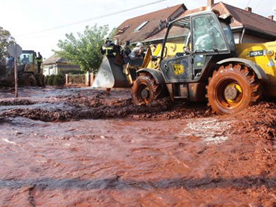 Πόλεις στην Ουγγαρία πλημμύρισαν από τοξικά λύματα