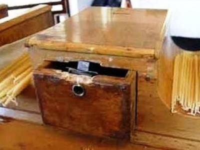 Μέτρησαν τα ευρώ επάνω στην Αγία Τράπεζα