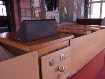 Πυροσβέστης άδειαζε το παγκάρι