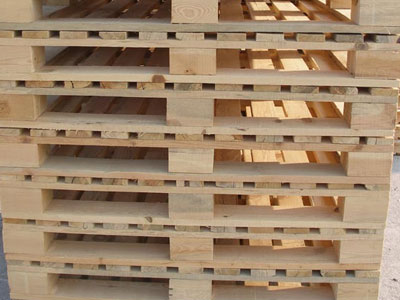 Τους μετέφερε ανάμεσα στις παλέτες