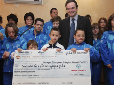 Ξεπλήρωσαν το ελληνικό χρέος με… φιλιά!