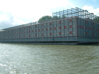 Μετά τον φράχτη, τα πλωτά κέντρα υποδοχής