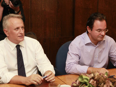 «Ομάδα των 9» για το «ψαλίδι» στους μισθούς