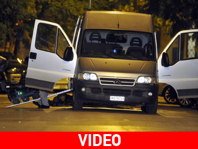 Η στιγμή της ελεγχόμενης έκρηξης σε βαλίτσα με σκουπίδια και ρούχα