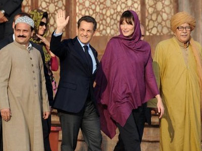 Οι ευχές του ζεύγους Σαρκοζί-Μπρούνι