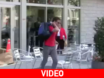 Του πέταξε καφέ