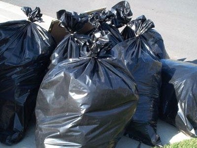 Αντί για τα σκουπίδια πέταξε… 20.000 ευρώ