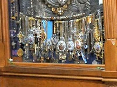 Έκλεψαν τάματα από εκκλησία