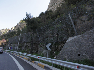 Πανικός από βράχο στα Τέμπη