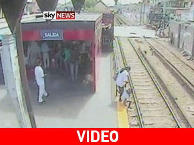 Κατέβασε το παιδί της στις γραμμές του τρένου