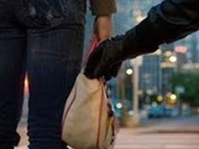 Την τραυμάτισε για μια τσάντα