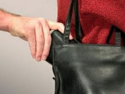 Έκλεβαν τσάντες στην Πολίχνη