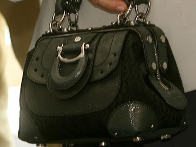 Ανήλικη έκλεβε τσάντες