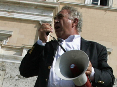 Τα φορτηγά έφυγαν έμεινε ο… φορτηγατζής