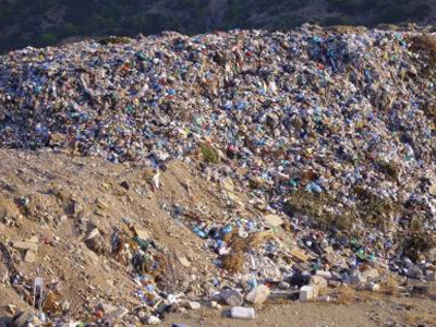 Αναβιώνει ο κίνδυνος των σκουπιδιών στην Ξερόλακκα