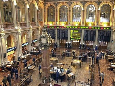 Χαμόγελα στη Μαδρίτη μετά τον επιτυχή δανεισμό