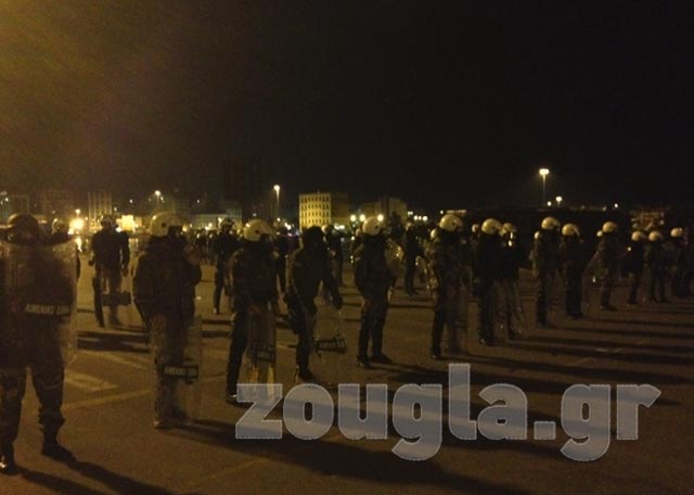 Τα ΜΑΤ ελέγχουν το λιμάνι