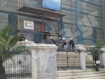 ΜΑΤ στην είσοδο του Γενικού Λογιστηρίου του Κράτους