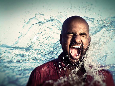 Ο Ησαΐας Ματιάμπα unplugged στη Λέσβο