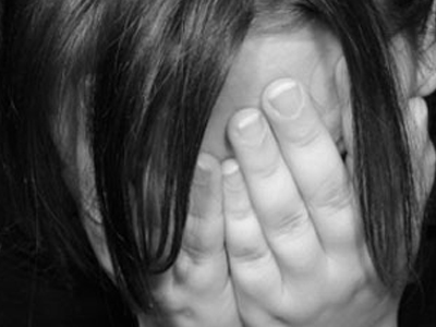 Κατήγγειλε τον πατριό της για ασέλγεια σε βάρος της