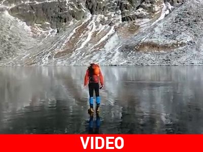 Περπατώντας πάνω από τον διαυγή πάγο μιας λίμνης