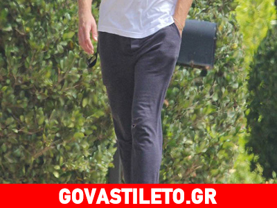 Ξυπόλυτος και με σχισμένη φόρμα